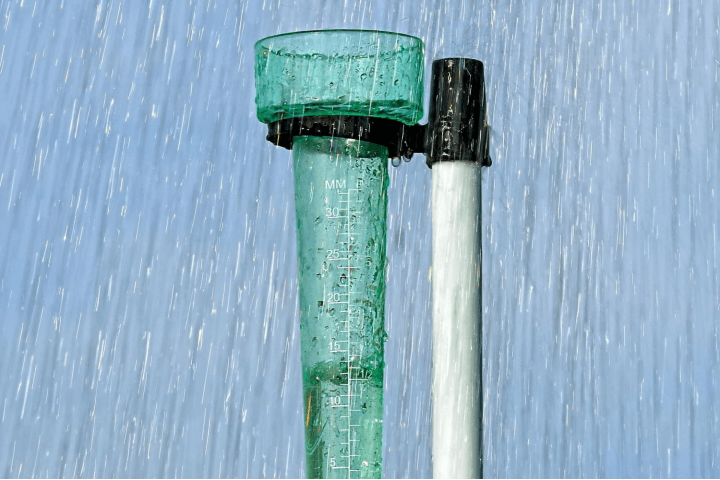 Le pluviomètre au jardin - Jardinet - Équipez votre jardin au