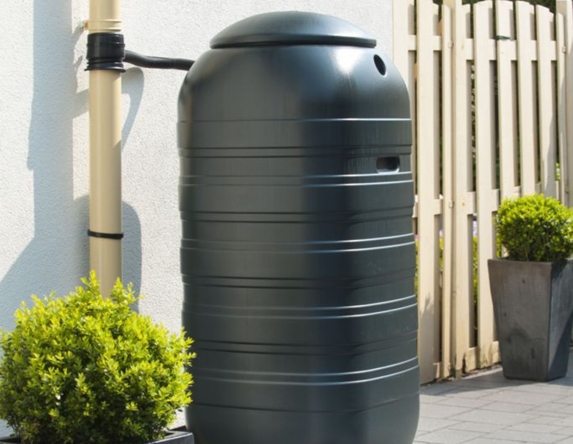 Récupérateur d'eau mural noir - 100 / 250 litres - Jardinet - Équipez votre  jardin au meilleur prix